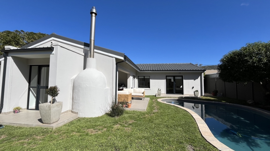 5 Bedroom Property for Sale in Clovelly Western Cape